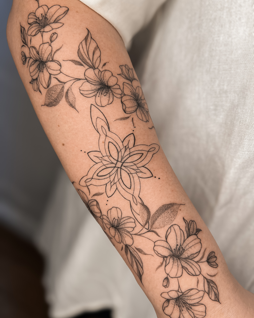 tatuagem delicada, traços finos, tatuagem feminina, tatuagem perto de mim, flash tattoo, tattoo, tatuagem no braço, tatuapé, fine art tattoo, Andressa Mayumi - 12