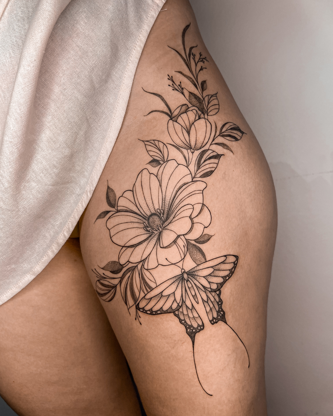 tatuagem delicada, traços finos, tatuagem feminina, tatuagem perto de mim, flash tattoo, tattoo, tatuagem no braço, tatuapé, fine art tattoo, Andressa Mayumi - 3